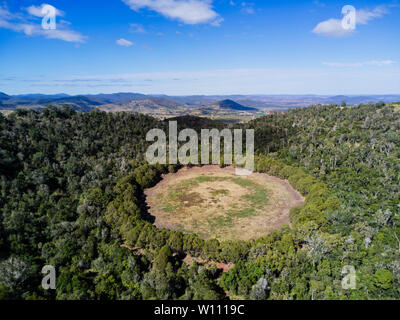 Mt Le Brun, un vulcano estinto, contiene due grandi crateri che formano laghi poco profondi.Coalstoun Il Parco Nazionale dei laghi di Queensland in Australia Foto Stock