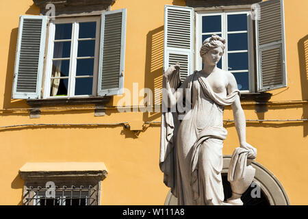 Statua neoclassica di Naiad (Pupporona - uno dei simboli di Lucca) nella piazza della Misericordia. Lucca, Toscana, Italia Foto Stock