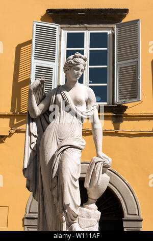 Statua neoclassica di Naiad (Pupporona - uno dei simboli di Lucca) nella piazza della Misericordia. Lucca, Toscana, Italia Foto Stock