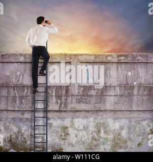 Imprenditore guarda lontano per il nuovo business Foto Stock