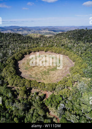 Mt Le Brun, un vulcano estinto, contiene due grandi crateri che formano laghi poco profondi.Coalstoun Il Parco Nazionale dei laghi di Queensland in Australia Foto Stock