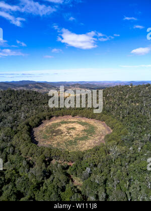 Mt Le Brun, un vulcano estinto, contiene due grandi crateri che formano laghi poco profondi.Coalstoun Il Parco Nazionale dei laghi di Queensland in Australia Foto Stock