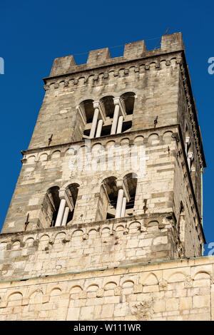 Campanile del Duomo di Barga, Saint Christopher (Collegiata di San Cristoforo) in stile romanico, X secolo, provincia di Lucca, Toscana, Italia, Europa Foto Stock