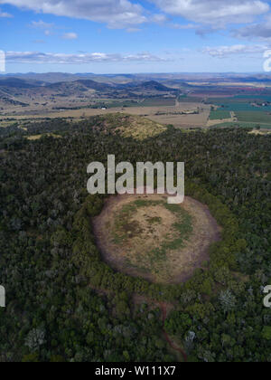 Mt Le Brun, un vulcano estinto, contiene due grandi crateri che formano laghi poco profondi.Coalstoun Il Parco Nazionale dei laghi di Queensland in Australia Foto Stock