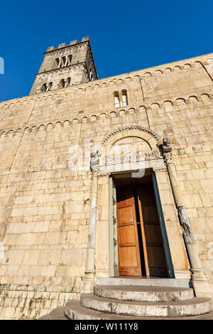 Barga Cattedrale di Saint Christopher (collegiata di San Cristoforo) in stile romanico, X secolo, provincia di Lucca, Toscana, Italia, Europa Foto Stock