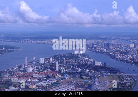 Vista aerea della confluenza del fiume Mekong, il Tonle Bassac River & il fiume Tonle Sap, Phnom Penh Cambogia. Credito: Kraig Lieb Foto Stock