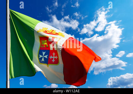 Bandiera Italiana con stemma delle quattro Repubbliche Marinare, Venezia, Genova, Pisa e Amalfi sul cielo blu Foto Stock