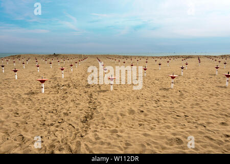 Spiaggia deserta in inverno con sabbia e ombrelloni supporta. Caorle - Venezia - Veneto - Italia - Europa Foto Stock