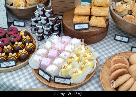 Torte e biscotti sul Bettys sala da tè torta stallo a RHS Harlow Carr flower show. Harrogate, Inghilterra Foto Stock