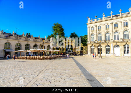 Nancy, Francia - 26 Luglio 2018: la fontana di Nettuno, Golden Gate su Stanislas place square in Nancy Lorraine, Francia. UNESCO Foto Stock