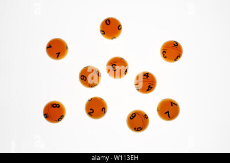 Lotto sfere con numero su sfondo bianco per online casino concept Foto Stock