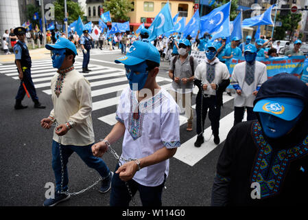 Osaka, Giappone. 29 giu 2019. Gli attivisti uigura catene di usura mentre marcia a una dimostrazione durante il Vertice del G20 di Osaka in Giappone. Credito: Ben Weller/AFLO/Alamy Live News Foto Stock