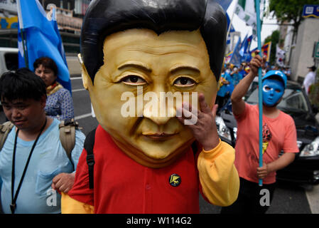 Osaka, Giappone. 29 giu 2019. Un protestor indossa una maschera del Presidente cinese Xi Jinping a una dimostrazione durante il Vertice del G20 di Osaka in Giappone. Credito: Ben Weller/AFLO/Alamy Live News Foto Stock