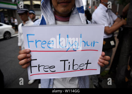 Osaka, Giappone. 29 giu 2019. Un protestor detiene un segno la promozione di autonomia per le regioni controllato dalla Cina a una dimostrazione durante il Vertice del G20 di Osaka in Giappone. Credito: Ben Weller/AFLO/Alamy Live News Foto Stock