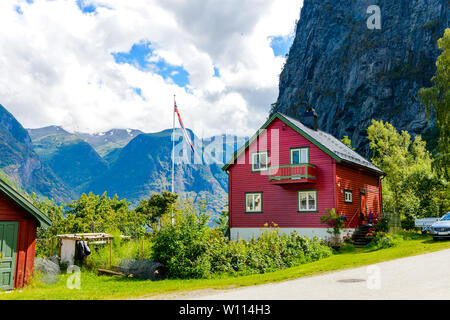 Red House di Undredal sul fiordo Aurlandsfjord con il blu del cielo di nuvole. Nelle vicinanze Naerofjord, Gudvangen, Flam. La Norvegia. Foto Stock