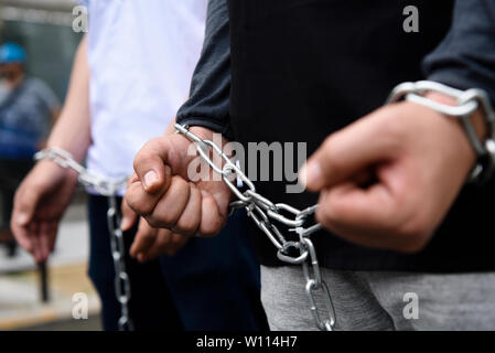 Osaka, Giappone. 29 giu 2019. Gli attivisti uigura catene di usura mentre marcia a una dimostrazione durante il Vertice del G20 di Osaka in Giappone. Credito: Ben Weller/AFLO/Alamy Live News Foto Stock