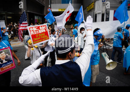 Osaka, Giappone. 29 giu 2019. Un funzionario di polizia dirige i manifestanti a una dimostrazione durante il Vertice del G20 di Osaka in Giappone. Credito: Ben Weller/AFLO/Alamy Live News Foto Stock