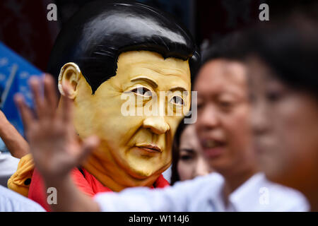 Osaka, Giappone. 29 giu 2019. Un protestor indossa una maschera del Presidente cinese Xi Jinping a una dimostrazione durante il Vertice del G20 di Osaka in Giappone. Credito: Ben Weller/AFLO/Alamy Live News Foto Stock