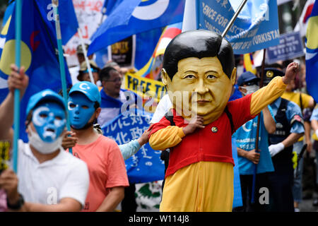 Osaka, Giappone. 29 giu 2019. Un protestor indossa una maschera del Presidente cinese Xi Jinping a una dimostrazione durante il Vertice del G20 di Osaka in Giappone. Credito: Ben Weller/AFLO/Alamy Live News Foto Stock