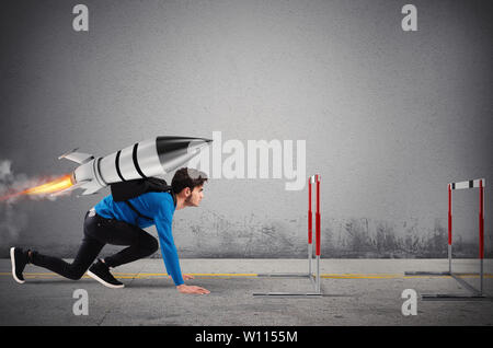 Studente supera gli ostacoli dei suoi studi a velocità superiore con un razzo Foto Stock