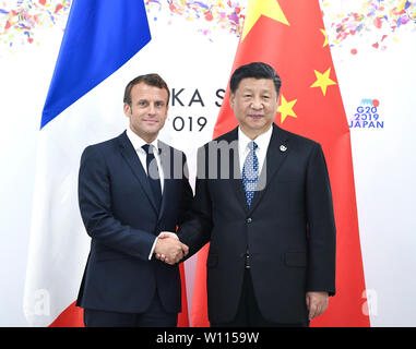 Osaka, Giappone. Il 29 giugno, 2019. Il presidente cinese Xi Jinping (R) si riunisce con il suo omologo francese Emmanuel Macron di Osaka in Giappone, 29 giugno 2019. Credito: Yan Yan/Xinhua/Alamy Live News Foto Stock