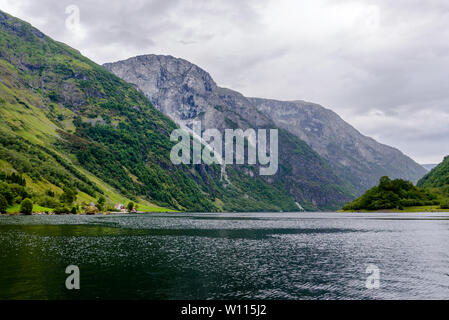 Bellissimo paesaggio idillico vista sul fiordo Naeroyfjord con cielo nuvoloso Gudvangen, vicino Flam. Norvegia Foto Stock