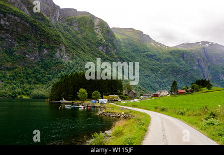 Bellissimo paesaggio idillico vista sul fiordo Naeroyfjord con cielo nuvoloso Gudvangen, vicino Flam. Norvegia Foto Stock