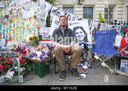 Richard Ratcliffe, il marito di detenuti Nazanin Zaghari Ratcliffe, al di fuori dell'Ambasciata Iraniana a Knightsbridge, Londra. Ratcliffe oggi ha terminato il suo sciopero della fame dopo la sua moglie in carcere si è concluso il suo sciopero della fame dopo quindici giorni in un carcere Iran. Foto Stock