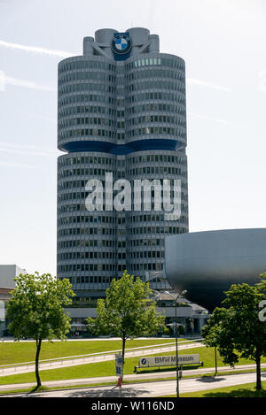 Monaco di Baviera, Germania - 14 giugno 2019: il quartier generale di BMW, noto anche come la BMW HQ o BMW Tower Foto Stock