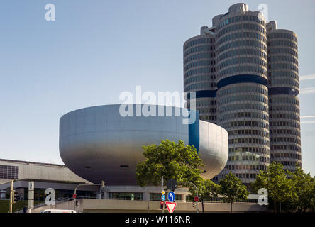 Monaco di Baviera, Germania - 14 giugno 2019: il quartier generale di BMW, noto anche come la BMW HQ o BMW Tower Foto Stock