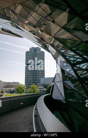 Monaco di Baviera, Germania - 14 giugno 2019: il quartier generale di BMW, noto anche come la BMW HQ o BMW Tower Foto Stock