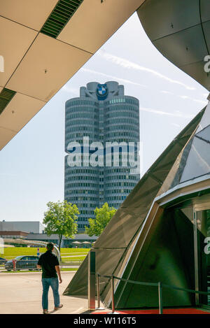 Monaco di Baviera, Germania - 14 giugno 2019: il quartier generale di BMW, noto anche come la BMW HQ o BMW Tower Foto Stock