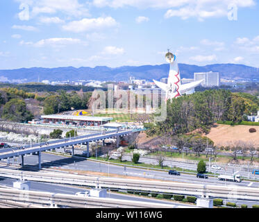 Osaka, Giappone - Marzo. 26, 2019: Veduta aerea della Torre del Sole, Taiyo No per, Expo '70 in Suita Expo commemorazione Park Bampaku strada circostante Foto Stock