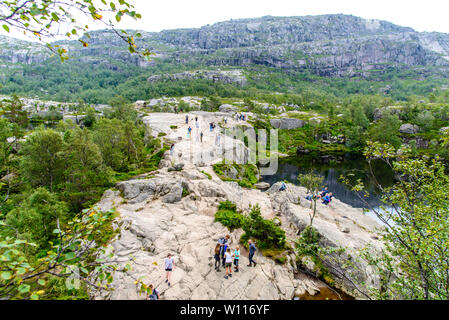 26 luglio 2017: il lago sul modo per Prekestolen o Prekestolen. Il pulpito Rock, famosa attrazione vicino a Stavanger. Norvegia Foto Stock