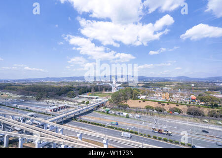 Osaka, Giappone - Marzo. 26, 2019: Veduta aerea della Torre del Sole, Taiyo No per, Expo '70 in Suita Expo commemorazione Park Bampaku strada circostante Foto Stock