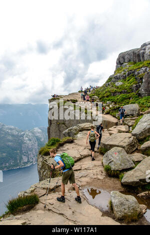 26 Luglio 2017: il modo per Prekestolen o Prekestolen pulpito Rock, famosa attrazione vicino a Stavanger. Vista sul Lysefjord, Norvegia Foto Stock