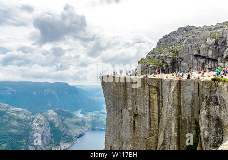 Prekestolen o Prekestolen. Il pulpito Rock, famosa attrazione vicino a Stavanger. Vista sul Lysefjord, Norvegia Foto Stock