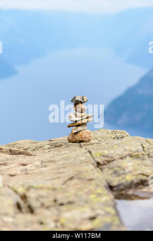 Vista dal Prekestolen o Prekestolen. Il pulpito Rock, famosa attrazione vicino a Stavanger. Pietre mini tower. Lysefjord, Norvegia Foto Stock