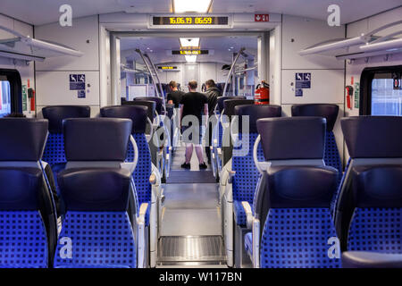 Interno del Regional Express un treno nel trasporto pubblico Foto Stock