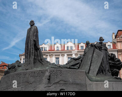 Praga, Repubblica Ceca - 9 Giugno 2019: Jan Hus Memorial Pomnik mistra Jana Husa sulla Piazza della Città Vecchia. Un monumento realizzato da Ladislav Saloun nel 1915. Foto Stock