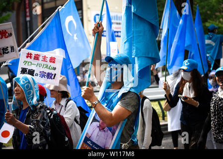 Osaka, Giappone. 29 giu 2019. I manifestanti dalla Cina è uigura gruppo etnico marzo in una dimostrazione di protesta il governo cinese durante il Vertice del G20 di Osaka in Giappone. Credito: Ben Weller/AFLO/Alamy Live News Foto Stock