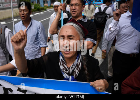 Osaka, Giappone. Il 29 giugno, 2019. Rebiya Kadeer Rebiya Kadeer, un attivista politico per la Cina uigura minoranza etnica, conduce una dimostrazione contro il governo cinese il trattamento del gruppo etnico in una dimostrazione durante il Vertice del G20 di Osaka in Giappone . Credito: Ben Weller/AFLO/Alamy Live News Foto Stock