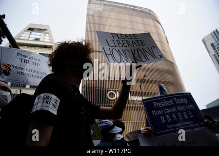 Osaka, Giappone. 29 giu 2019. Hong Kong la democrazia attivisti segni di attesa a una dimostrazione durante il Vertice del G20 di Osaka in Giappone. Credito: Ben Weller/AFLO/Alamy Live News Foto Stock