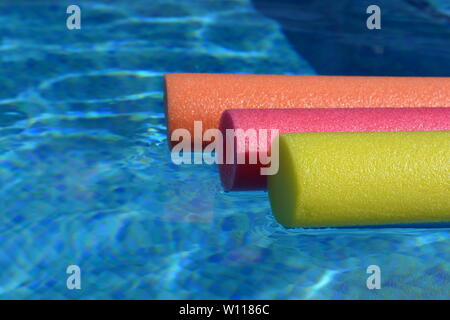 Colorati tagliatelle in piscina e piscina, con copia spazio. Divertimento estate vibes. Foto Stock