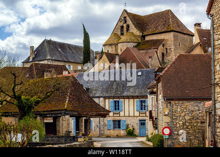 Creysse, un tipico villaggio francese in Haut Quercy, lotto reparto, Martel, Francia, con la tradizionale finestra blu scuri, marrone edifici in mattoni, con piastrelle Foto Stock