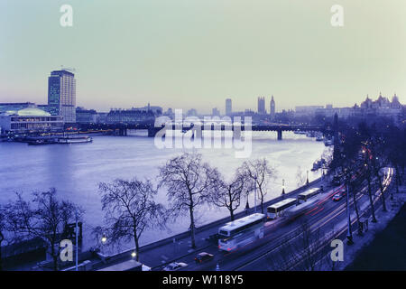 Vista in elevazione del fiume Tamigi guardando verso il Festival Hall & il Parlamento. Londra, Inghilterra, Regno Unito. Circa ottanta Foto Stock