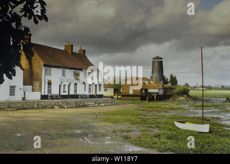 Il Royal Oak pub, Langstone Harbour, Havant, Hampshire, Inghilterra, Regno Unito. Circa ottanta Foto Stock