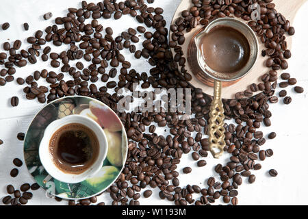 Il caffè turco e i chicchi di caffè su sfondo bianco Foto Stock