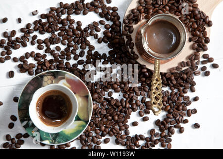 Il caffè turco e i chicchi di caffè su sfondo bianco Foto Stock