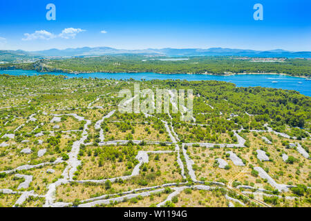 Costa adriatica croata, bellissimo paesaggio nel canale di Sebenico, vecchi campi di agricoltura e Baia Turchese con yacht e barche, vista aerea Foto Stock